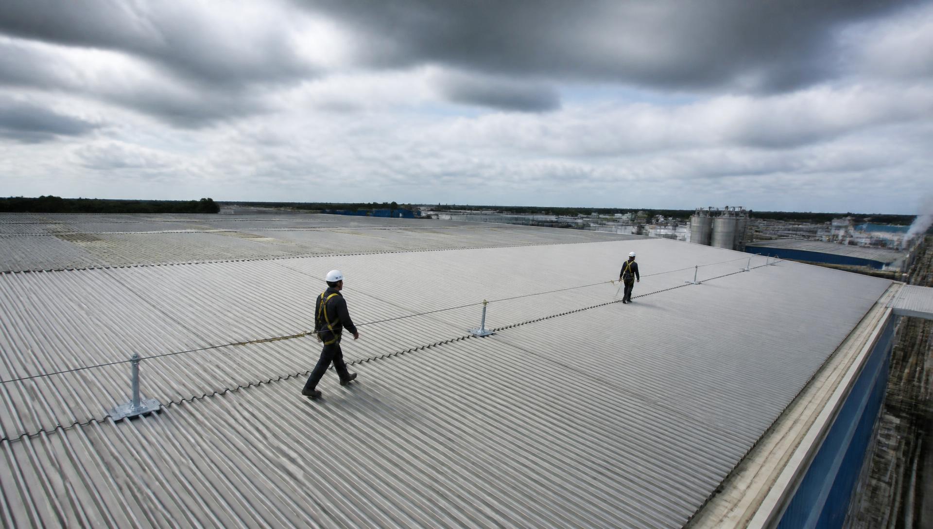 Vista aérea de linha de vida instalada sobre grande cobertura metálica industrial